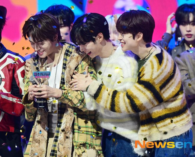 정병 먹으면서도 이갈고 견딘 9월의 우리한테도 칭찬하고 싶네
우리 준서 데뷔해서 1월21일에 첫 1위를 한다고