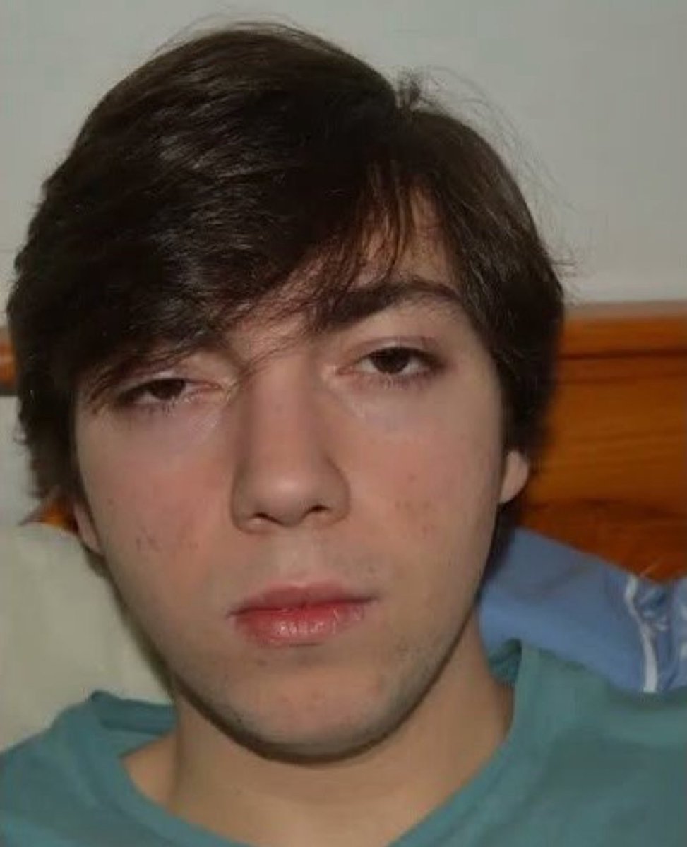 MiaSkylar's tweet image. Según los tránsfobos la persona eternamente infeliz es la de la derecha 🏳️‍⚧️

Ánimo chicas y chicos trans… Es duro, pero merece la pena. ❤️🥹