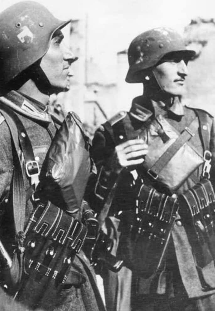 Dos soldados españoles de la «División Azul» en el Frente Oriental (1941) 🇪🇦 🇩🇪