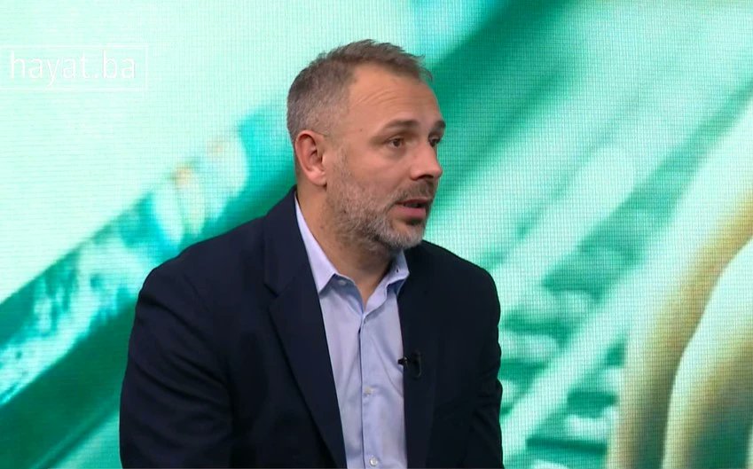 IndexVijesti's tweet photo. 🔥🛑Parlament okrenuo leđa novinaru Avdiću?
BH novinari upozoravaju da zastupnici Trojke i HDZ-a nisu podržali Deklaraciju koja osuđuje zabranu ulaska Avdi Avdića u Hrvatsku (12.11.2025.). Kažu: Parlament nema luksuz političke neutralnosti.

#Sloboda https://t.co/57XMffYQuT