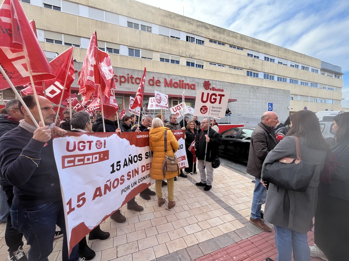 PCE_Molina's tweet photo. Hoy junto con los trabajadores de la Sanidad Privada regional impuesta por el Gobierno Regional PP/Vox, que están bajo unas condiciones laborales anacrónicas, sin un convenio digno desde hace ya 15 años.

Siempre con la #SanidadPublica y con los/as trabajadores/as. https://t.co/xvYbGeHrJu