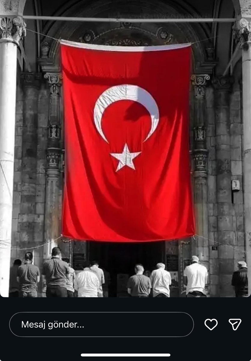 #Türkbayrağı 

O eller kırılacak !!!