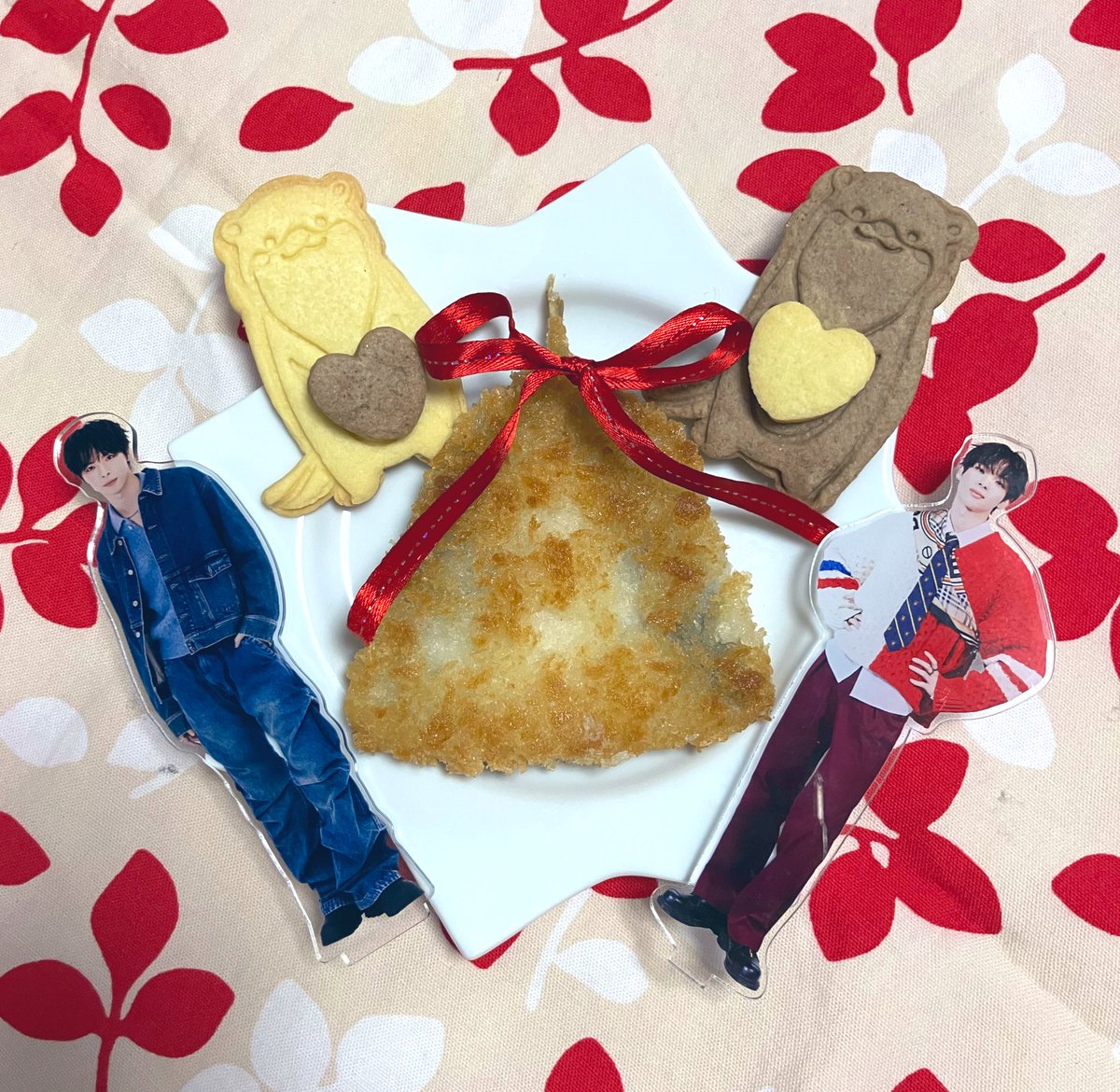 アジフライにリボンかけたの初めてなんだけど、これあってる？w

あとアジフライとクッキー同じお皿に盛り付けたのも初めてなんだけど、智樹くん式ということで☺️
大丈夫…だよね？！

#HAPPY_DAIGO_DAY
#小林大悟祝24歳の誕生日_もう離さないぜっ
#TAGRIGHT 
#小林大悟