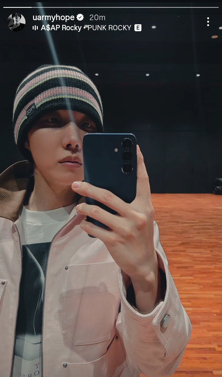 winnttaebear's tweet image. Hoseok came home