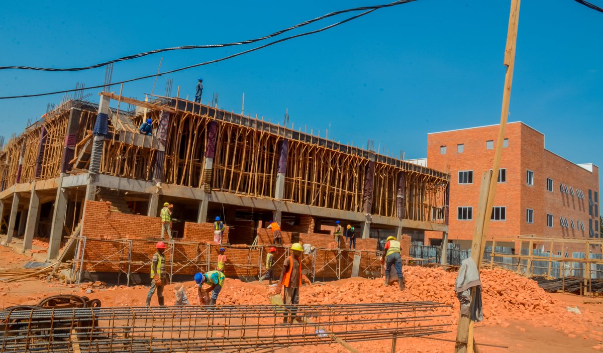 GatsiboDistrict's tweet photo. Guverineri @PudenceR arikumwe n'abagize Inama y'Umutekano itaguye y'Intara n'Ubuyobozi bw'Akarere, basuye ibitaro bya Ngarama icyiciro cya 1 cyuzuye ndetse n'icya 2 kirimo kubakwa, Santeri ya Ngarama n'imitangire ya serivise ku biro by'Umurenge wa Ngarama. #IsukuHose. https://t.co/oOcsIbxnaR