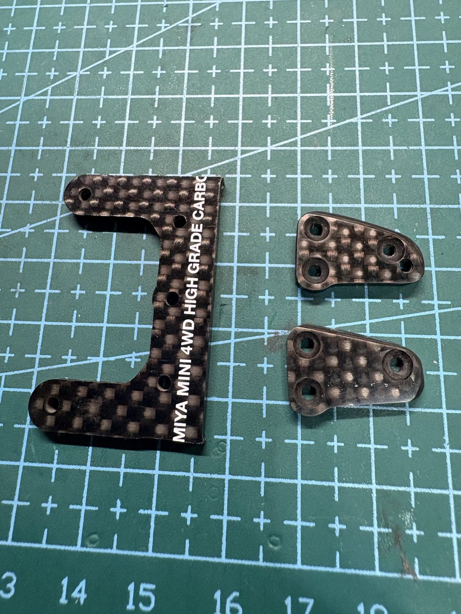 ShadowBreakerZ3's tweet image. 段下げチップ作成
今回は、13mmローラー用で、103mmと100mm
本当は1.5mm貼り合わせてフルカーボンで作りたかったけど、普段使いしない位置なので、3mmカーボンから手抜き錬成w
#ミニ四駆