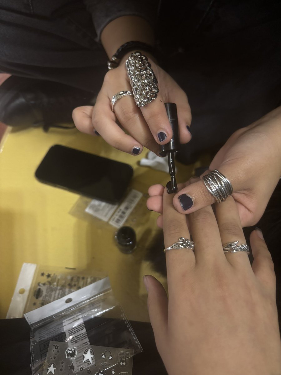 ashelllye's tweet image. المفروض تسويلي مناكير لاظافري مو يدي🥀