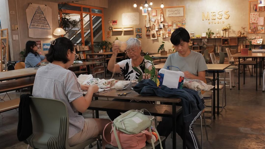 MakeItMakati's tweet image. Sit, stitch, and stay. 🧵✂️ Visit Common Re-Store: Recover + Reclaim Market from January 24 to 25, 2026, at Mess Studio in the Atrium of Makati!

#Stitching #CommonRoomPH #MakeItHappen #MakeItMakati

📸: @commonroomph