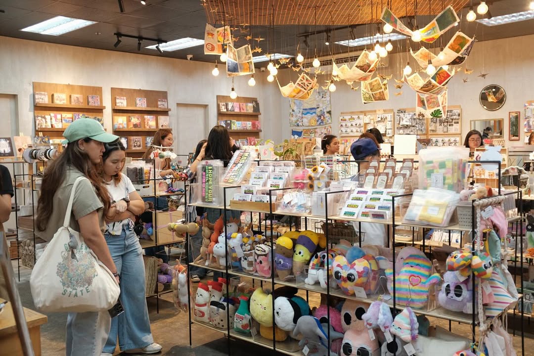 MakeItMakati's tweet image. Sit, stitch, and stay. 🧵✂️ Visit Common Re-Store: Recover + Reclaim Market from January 24 to 25, 2026, at Mess Studio in the Atrium of Makati!

#Stitching #CommonRoomPH #MakeItHappen #MakeItMakati

📸: @commonroomph