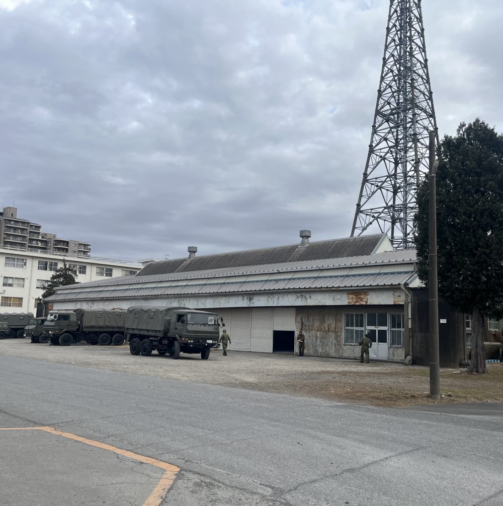 JPN_orca's tweet photo. あとですね、下志津駐屯地は、もともと日本陸軍下志津陸軍飛行学校跡地なので、その名残りがあるんですよぉ。

●１枚目、陸軍時代の格納庫、まだ使ってる
●２枚目、陸軍時代のトイレ
●３枚目、きっと陸軍時代の何かｗ
●４枚目、陸軍時代のやつで五芒星ある！ https://t.co/N5vPBaROwF
