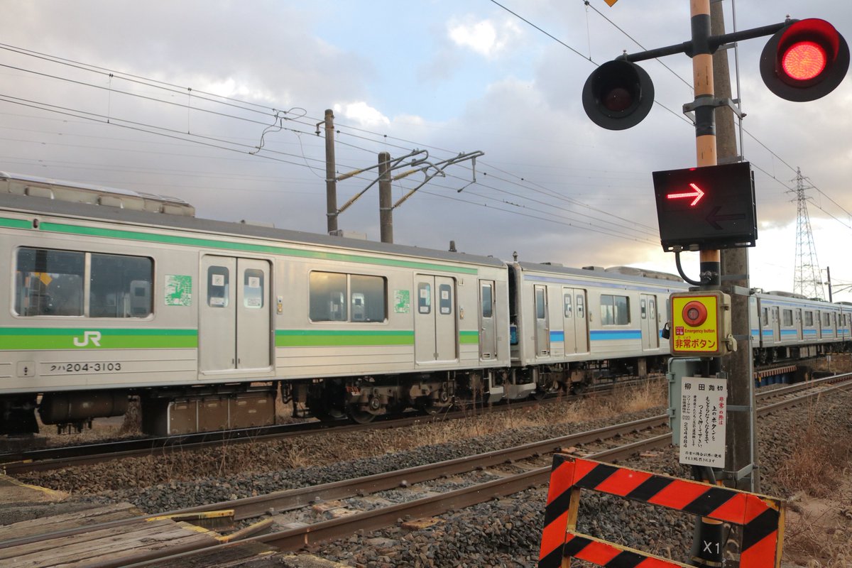 atstation's tweet photo. 2026/01/21
安達〜二本松
仙石線205系　AT入場配給
配9548M E493系02編成+205系M19編成+M3編成

仕事の都合上こちらから。
あまりなさそうな、第三種踏切と仙石線205系のコラボになりました https://t.co/iOqigb2Rst