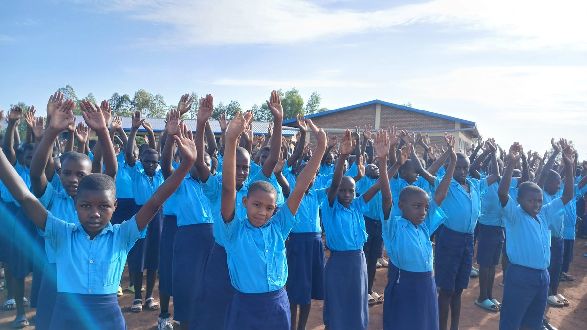 Migongogs's tweet photo. ‘Fresheri ku Ishuri GS Migongo/TSS’. Ni gahunda ya @Rwanda_Edu igamije kwimakaza isuku. Kugitondo cy'ishuri kuri gahunda ya @KireheDistrict , na @nyarubuye_s . Mu ishuri, ndetse nahandi hose. @HABIMANAPHENIAS https://t.co/OwAK1ZTJ9H