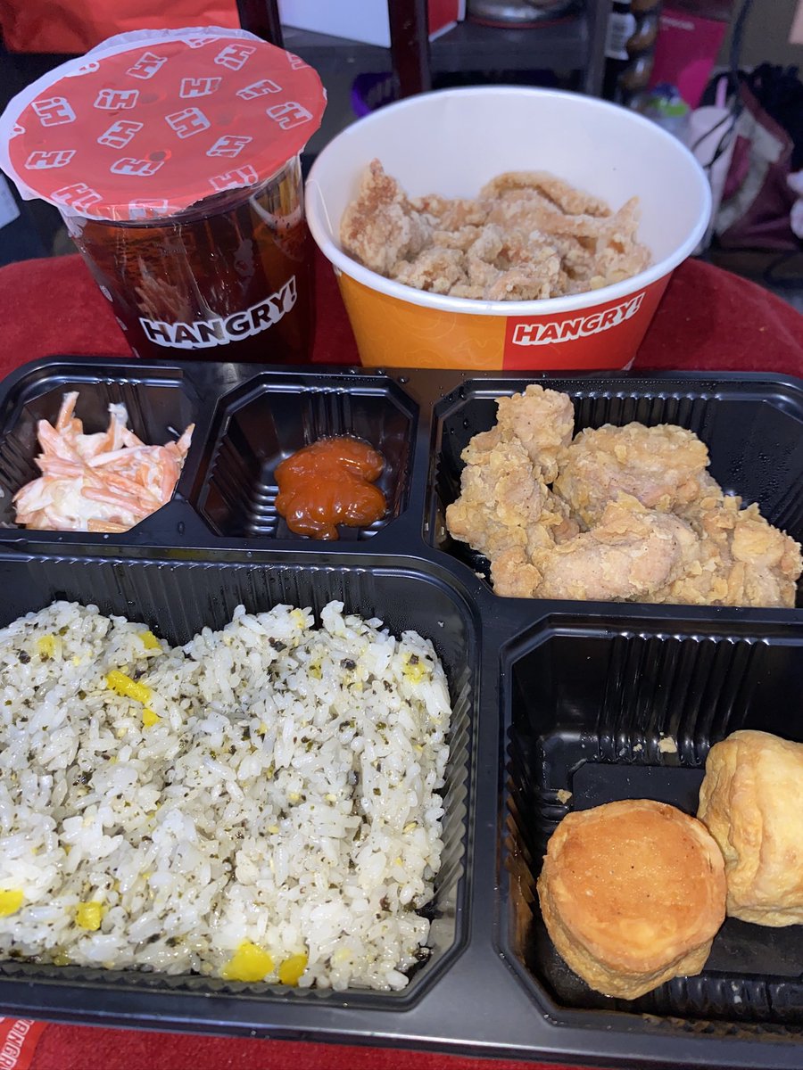 saagytarius's tweet image. resolusi aku di tahun 2026 :
nabung lebih banyak
naikin karir&amp;amp;pendidikan
ngebahagiain diri sendiri
termasuk makan enak pake bishi bento ini, mau kirimin setruck egroll
sm kulitnya plss