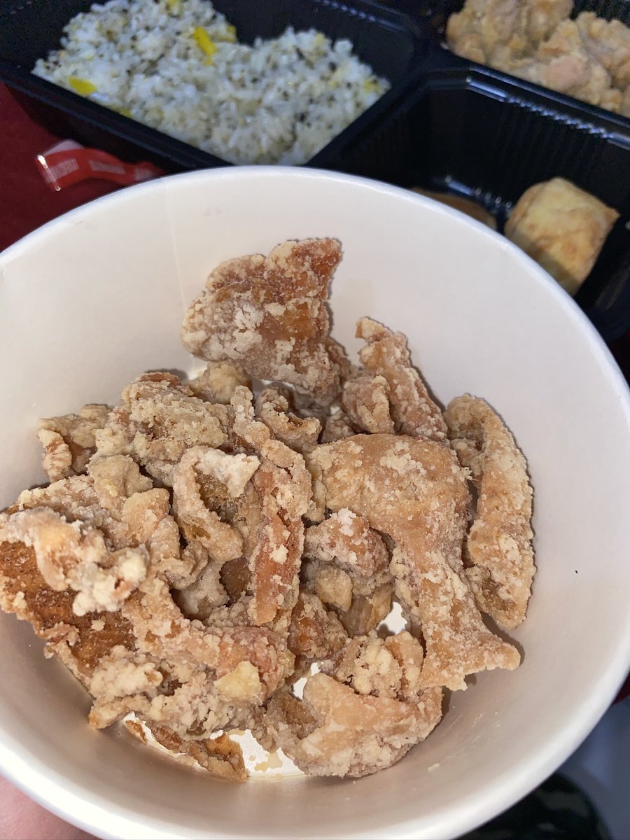 saagytarius's tweet image. resolusi aku di tahun 2026 :
nabung lebih banyak
naikin karir&amp;amp;pendidikan
ngebahagiain diri sendiri
termasuk makan enak pake bishi bento ini, mau kirimin setruck egroll
sm kulitnya plss