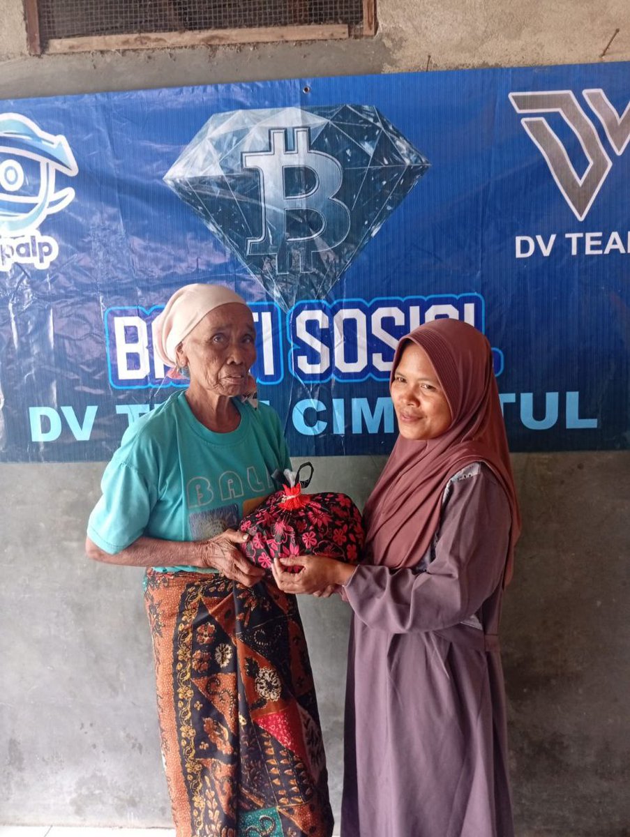 DVTEAM88's tweet photo. Bakti Sosial DV TEAM · Tangerang
Pimpinan Joy salurkan sembako di Kronjo (18/01). Bukti nyata tanggung jawab kasih DV TEAM bagi lansia, bukan sekadar slogan! ❤️🇮🇩
👉 @DV_CustomerService
#DVTEAM #BaktiSosial #AksiNyata #TanggungJawabSosial #KepedulianSesama #DVKronjo https://t.co/EEpmwznEbs