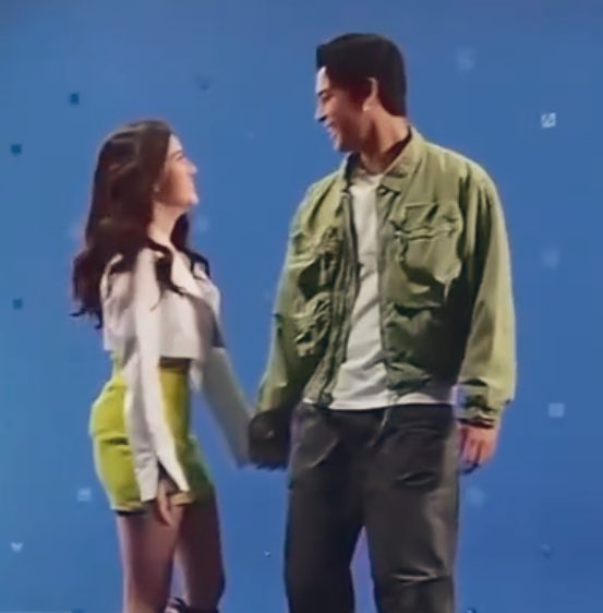 doughnbil's tweet photo. nothing beats their physical touches to each other 😩 https://t.co/eE4p4wXp95