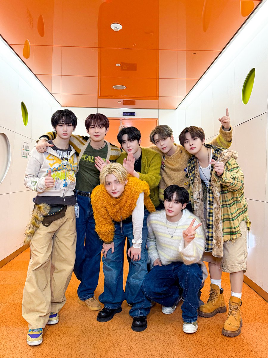 ALD1_official's tweet image. 2026.01.21. MBC M 쇼! 챔피언

데뷔 첫 1위를 안겨준 ALLYZ 감사합니다🪽
with ARNO💜

#ALPHADRIVEONE #ALD1  
#알파드라이브원  
#EUPHORIA #ALPHADRIVEONE_EUPHORIA
#FREAK_ALARM