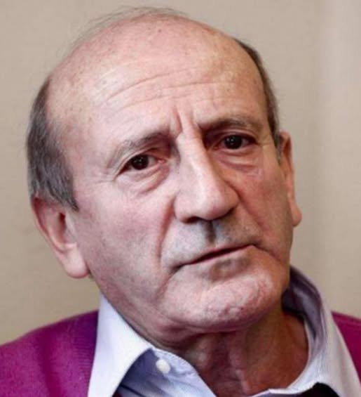 “Non li avrei allenati. Li avrei svegliati con la realtà.
Se avessi avuto in mano quei ragazzi, prima ancora del pallone li avrei portati lontano dal campo: all’alba, in una stazione della metropolitana, a guardare la vita vera che scorre senza pietà. Gente che corre per