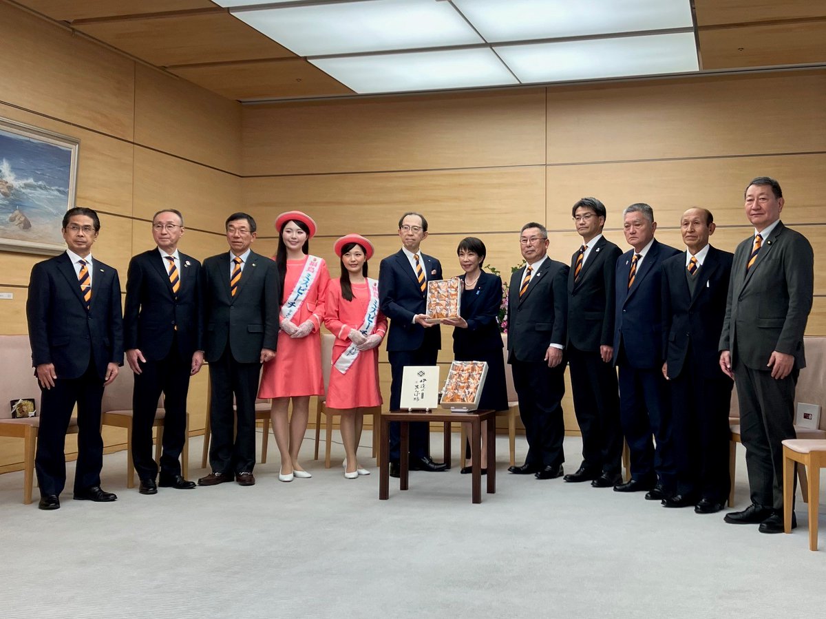 高市総理、ありがとうございました。冒頭撮影での完食にも感謝申し上げます。
東日本大震災時は、すべての「あんぽ柿」を廃棄処分とし出荷を取り止めました。あれから頑張っておいしい「あんぽ柿」の復興に取り組んでいます。