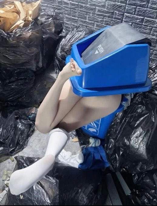 S_amia7's tweet image. je suis une poubelle mais merci chou