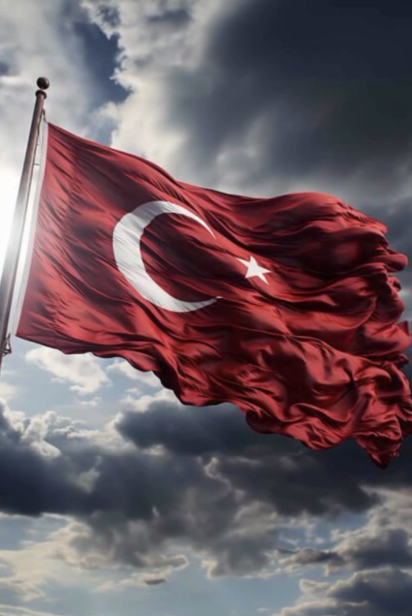 "Dalgalan sen de şafaklar gibi ey şanlı hilal!"