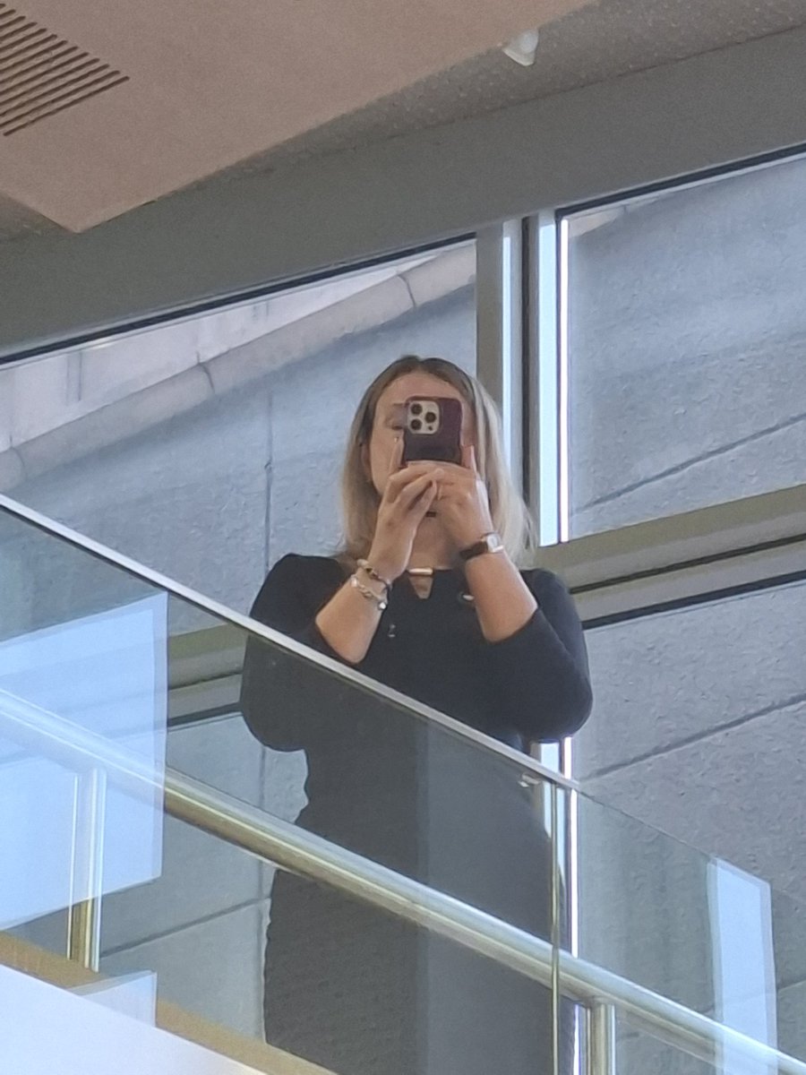 Glorija Grevcova "strādā" - sēdes laikā no domes balkona filmē deputātu datoru ekrānus. Vai izspiegošana?