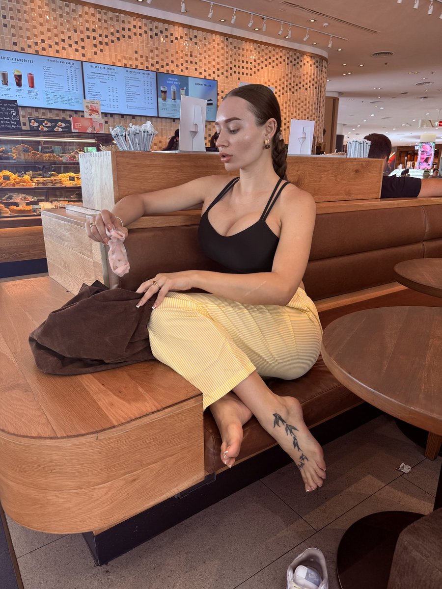 emkanovak's tweet image. 1 or 2?🤭