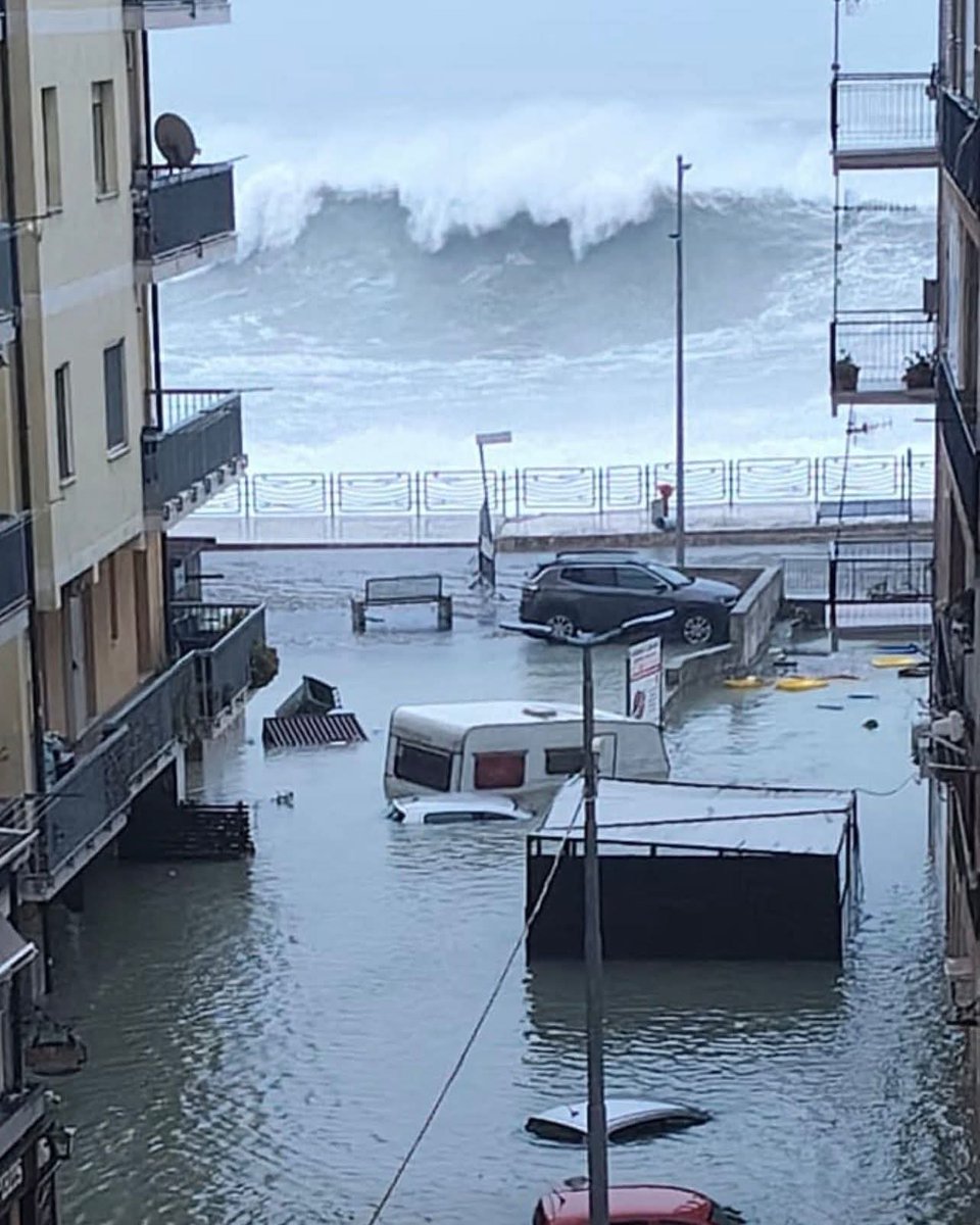 Perché i tg, le grandi testate stanno ignorando le devastazioni del #cicloneHarry  in #Sicilia, #Calabria e #Sardegna? Perché i territori fragili e anche gli altri che dovranno fronteggiare eventi estremi sempre più spesso non sono in alcuna agenda?
Mare, non #maranza.
#Harry