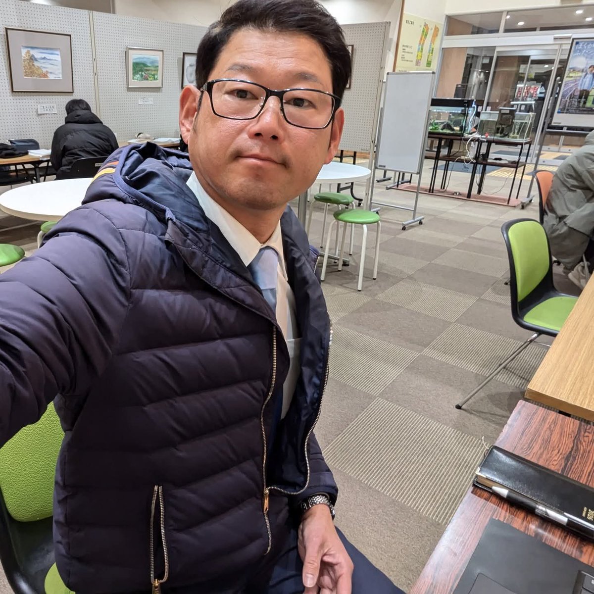 「高校生の自習スペースが足りない」
伊那市内の親御さんからよく耳にします。先日も、「伊那市駅付近の施設は混んでるし、伊那公民館は居心地が良くない。息子は隣町の施設まで行ってます」との話を聞き、伊那公民館の自習スペースに来てみました。