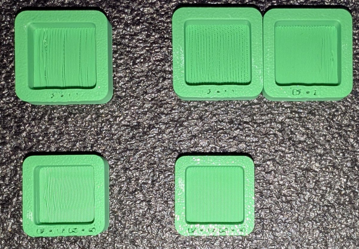 どうにもブリッジ部分の印刷が上手くいかないので、Wikiに載っているテスターを試してみました。左上が初期、（サイズが違うが）右下が一番良かったやつで、上段はフロー、下段はスピードの違いです。これはおもろい
wiki.bambulab.com/en/software/ba…