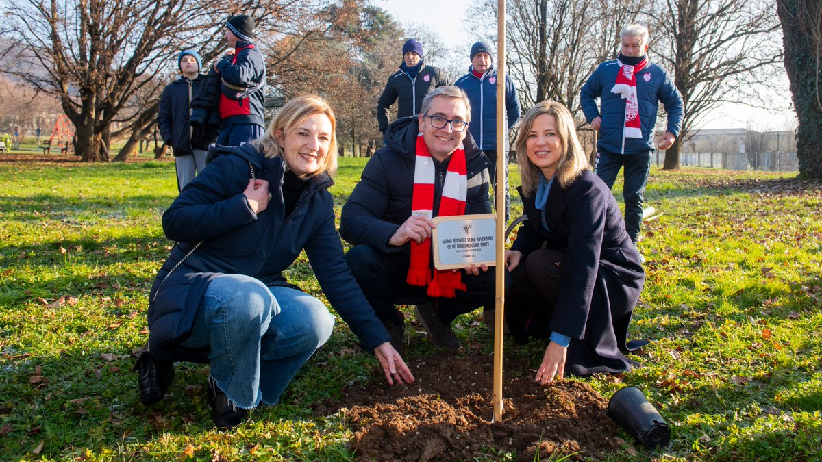 AthleticClub's tweet photo. ❤️ #UniqueInTheWorld 

🌳 El Athletic Club, junto a representantes del @ComunediBergamo, planta un retoño del Árbol de Gernika en señal de agradecimiento a la ciudad italiana y coloca una placa conmemorativa.

🤝 "Siamo arrivati come avversari, ce ne andiamo come amici"

#AtalantaAthletic