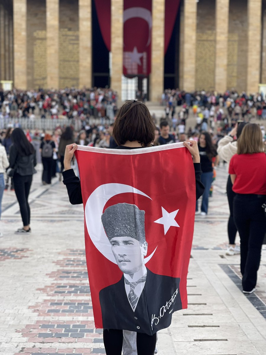 “Ey mavi göklerin beyaz ve kızıl süsü,
Kız kardeşimin gelinliği, şehidimin son örtüsü,
Işık ışık, dalga dalga bayrağım!
Senin destanını okudum, senin destanını yazacağım.
Sana benim gözümle bakmayanın
Mezarını kazacağım.
Seni selâmlamadan uçan kuşun
Yuvasını bozacağım.”