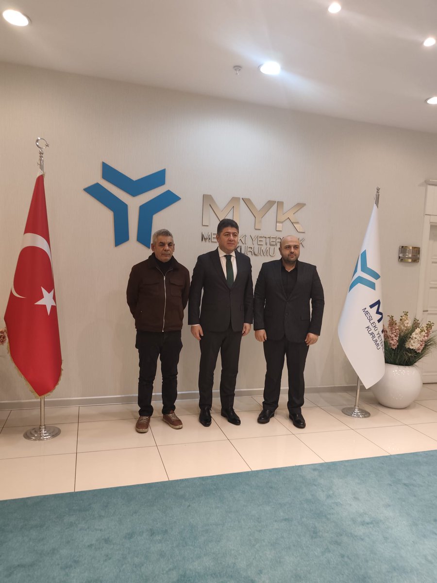 CssmTurkiye's tweet photo. Bu Meclis, Hak Ve Adalet İle Anılsın
Sayın: @_cevdetyilmaz
Sayın: @isikhanvedat
Sayın: @B_Palandoken
Sayın: @RHisarciklioglu
Sayın: @YasserHassanILO
@MUSIAD @iloankara @hakiskonf
@turkiskonf @csgbakanligi @ilo
@myksosyalmedya @tcmeb
@Tisk_kurumsal @deikiletisim

​14. ÇALIŞMA MECLİSİ’NİN TÜM PAYDAŞLARINA AÇIK ÇAĞRIMIZDIR:

EMEĞİN TESCİLİNDE EKSİK SAYFA KALMASIN.

Çıraklık ve Staj Sigortası SGK Başlangıcı Olsun! 

Çalışma ve Sosyal Güvenlik Bakanlığı bünyesinde toplanan 14. Çalışma Meclisi, Türkiye’nin çalışma hayatını dijitalleşme, yapay zekâ ve yeni nesil istihdam modelleriyle geleceğe taşımayı hedeflemektedir. Ancak çalışma hayatı yalnızca geleceğe dair başlıklarla değil, geçmişte fiilen verilen emeğin adil biçimde tescil edilmesiyle anlam kazanır.

1986 yılından bu yana uygulanan Mesleki Eğitim Kanunu kapsamında, atölyelerde, fabrikalarda ve işletmelerde fiilen üretimde yer alan çırak ve stajyerlerin sigorta kayıtları kısa vadeli kollarla sınırlandırılmıştır. Oysa bu kişiler iş başında çalışmış, sorumluluk almış, üretime doğrudan katkı sunmuştur. Bu durum, çalışma hayatına atılan ilk adımın sosyal güvenlik sistemi içinde tam karşılık bulmamasına yol açmıştır.

Bugün ülkenin sanayisini, ticaretini ve hizmet sektörünü ayakta tutan ustalar, bu sistemin içinden yetişmiştir. .Üretimin temelinde yer alan bu emeğin, çalışma hayatının dışında değerlendirilmesi kabul edilemez.

Çalışma hayatı bir bütündür. Aynı iş yerinde, aynı koşullarda, aynı riskler altında çalışan insanların sigorta başlangıçlarının farklı değerlendirilmesi, adalet ve eşitlik ilkeleriyle bağdaşmaz.

Dijital dönüşümü ve geleceğin istihdamını konuşan bir Çalışma Meclisi, geçmişte fiilen çalışılmış dönemleri yok sayarak kapsayıcı bir çözüm üretemez.

ÇSSM TÜRKİYE olarak çağrımız nettir:
Çıraklık ve staj dönemlerinde fiilen yapılan çalışmalar, çalışma hayatının başlangıcı olarak tescil edilmelidir. Bu bir ayrıcalık değil, emeğin ve insan onurunun teslimidir.
14. Çalışma Meclisi’nin, çalışma hayatındaki bu eksik sayfayı gündemine alarak kapatmasını bekliyoruz.

İnsan onuruna yakışır bir çalışma hayatı, geçmişte dökülen her damla alın terinin tanınmasıyla mümkündür.

Saygılarımızla,
⚙️ ÇSSM TÜRKİYE 🇹🇷

Ülkemiz Ustasız Kaldı
#SigortasıYarımStajyerÇırakOlmaz