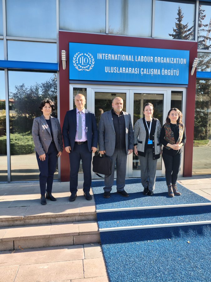 CssmTurkiye's tweet photo. Bu Meclis, Hak Ve Adalet İle Anılsın
Sayın: @_cevdetyilmaz
Sayın: @isikhanvedat
Sayın: @B_Palandoken
Sayın: @RHisarciklioglu
Sayın: @YasserHassanILO
@MUSIAD @iloankara @hakiskonf
@turkiskonf @csgbakanligi @ilo
@myksosyalmedya @tcmeb
@Tisk_kurumsal @deikiletisim

​14. ÇALIŞMA MECLİSİ’NİN TÜM PAYDAŞLARINA AÇIK ÇAĞRIMIZDIR:

EMEĞİN TESCİLİNDE EKSİK SAYFA KALMASIN.

Çıraklık ve Staj Sigortası SGK Başlangıcı Olsun! 

Çalışma ve Sosyal Güvenlik Bakanlığı bünyesinde toplanan 14. Çalışma Meclisi, Türkiye’nin çalışma hayatını dijitalleşme, yapay zekâ ve yeni nesil istihdam modelleriyle geleceğe taşımayı hedeflemektedir. Ancak çalışma hayatı yalnızca geleceğe dair başlıklarla değil, geçmişte fiilen verilen emeğin adil biçimde tescil edilmesiyle anlam kazanır.

1986 yılından bu yana uygulanan Mesleki Eğitim Kanunu kapsamında, atölyelerde, fabrikalarda ve işletmelerde fiilen üretimde yer alan çırak ve stajyerlerin sigorta kayıtları kısa vadeli kollarla sınırlandırılmıştır. Oysa bu kişiler iş başında çalışmış, sorumluluk almış, üretime doğrudan katkı sunmuştur. Bu durum, çalışma hayatına atılan ilk adımın sosyal güvenlik sistemi içinde tam karşılık bulmamasına yol açmıştır.

Bugün ülkenin sanayisini, ticaretini ve hizmet sektörünü ayakta tutan ustalar, bu sistemin içinden yetişmiştir. .Üretimin temelinde yer alan bu emeğin, çalışma hayatının dışında değerlendirilmesi kabul edilemez.

Çalışma hayatı bir bütündür. Aynı iş yerinde, aynı koşullarda, aynı riskler altında çalışan insanların sigorta başlangıçlarının farklı değerlendirilmesi, adalet ve eşitlik ilkeleriyle bağdaşmaz.

Dijital dönüşümü ve geleceğin istihdamını konuşan bir Çalışma Meclisi, geçmişte fiilen çalışılmış dönemleri yok sayarak kapsayıcı bir çözüm üretemez.

ÇSSM TÜRKİYE olarak çağrımız nettir:
Çıraklık ve staj dönemlerinde fiilen yapılan çalışmalar, çalışma hayatının başlangıcı olarak tescil edilmelidir. Bu bir ayrıcalık değil, emeğin ve insan onurunun teslimidir.
14. Çalışma Meclisi’nin, çalışma hayatındaki bu eksik sayfayı gündemine alarak kapatmasını bekliyoruz.

İnsan onuruna yakışır bir çalışma hayatı, geçmişte dökülen her damla alın terinin tanınmasıyla mümkündür.

Saygılarımızla,
⚙️ ÇSSM TÜRKİYE 🇹🇷

Ülkemiz Ustasız Kaldı
#SigortasıYarımStajyerÇırakOlmaz
