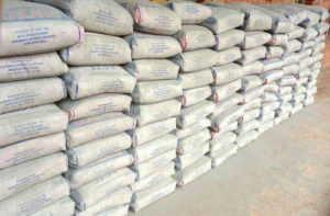 Ikiriho's tweet photo. 🇧🇮#Burundi 📈Le prix du ciment #Buceco 32.5 passe de 45.000 Fbu à 55.000 Fbu: annonce de la Burundi Cement Company.
Les hausses du prix du ciment Buceco sont fréquentes.
Août 2024 : le prix passe de 38.000 FBu à 45.000 FBu.
Août 2023 : Une hausse majeure a été annoncée, fixant le sac à 38.000 FBu.
Octobre 2022 : Les prix sont passés de 24.500 FBu à 28.500 FBu pour le 32.5R.
Fin 2021 / Début 2022 : Une augmentation a eu lieu, portant le sac de 24.500 FBu à 27.500 FBu.
🔴Demande accrues , défis logistiques et spéculation
Parmi les causes évoquées faut-il citer une demande accrue : Les nombreux chantiers en cours au Burundi augmentent la demande, créant des tensions sur l'offre.
Soulignons aussi la spéculation. Certains commerçants cacheraient le ciment pour le vendre à des prix plus élevés, malgré les efforts du gouvernement pour réguler le marché.
Bien que BUCECO affirme produire suffisamment, des problèmes d'approvisionnement ou de distribution sont souvent cités.