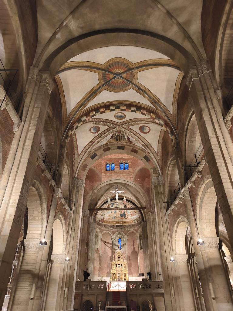 alfredlanda's tweet image. En este preciso lugar se situaban cada una de las 4 patas del trono en el que se sentó Federico I Barbarroja tras recibir solemnemente la corona de hierro que lo proclamaba Rey de Italia.
#Pavía