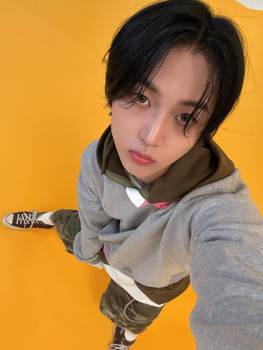 TNX_twt's tweet photo. Call me 🤙

#TNX 
#은휘 #HWI https://t.co/v3OTDliTv1