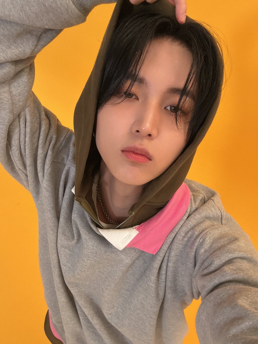 Call me 🤙

#TNX 
#은휘 #HWI