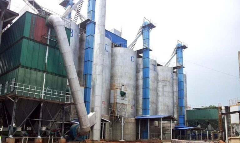 Ikiriho's tweet photo. 🇧🇮#Burundi 📈Le prix du ciment #Buceco 32.5 passe de 45.000 Fbu à 55.000 Fbu: annonce de la Burundi Cement Company.
Les hausses du prix du ciment Buceco sont fréquentes.
Août 2024 : le prix passe de 38.000 FBu à 45.000 FBu.
Août 2023 : Une hausse majeure a été annoncée, fixant le sac à 38.000 FBu.
Octobre 2022 : Les prix sont passés de 24.500 FBu à 28.500 FBu pour le 32.5R.
Fin 2021 / Début 2022 : Une augmentation a eu lieu, portant le sac de 24.500 FBu à 27.500 FBu.
🔴Demande accrues , défis logistiques et spéculation
Parmi les causes évoquées faut-il citer une demande accrue : Les nombreux chantiers en cours au Burundi augmentent la demande, créant des tensions sur l'offre.
Soulignons aussi la spéculation. Certains commerçants cacheraient le ciment pour le vendre à des prix plus élevés, malgré les efforts du gouvernement pour réguler le marché.
Bien que BUCECO affirme produire suffisamment, des problèmes d'approvisionnement ou de distribution sont souvent cités.