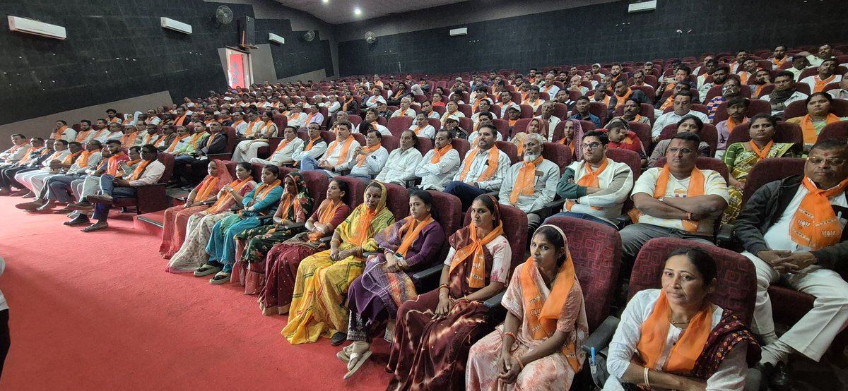 Hitendrasinhbjp's tweet photo. પંચમહાલ જિલ્લાના શહેરા શહેર અને તાલુકા મંડળના પ્રમુખ, મહામંત્રી, મંત્રી તેમજ શક્તિ કેન્દ્રના સંયોજક અને કારોબારી સભ્યો સાથેની પરિચય બેઠક દરમિયાન સંગઠનાત્મક ચર્ચા વિચારણા કરી. https://t.co/KIbgrdAGru