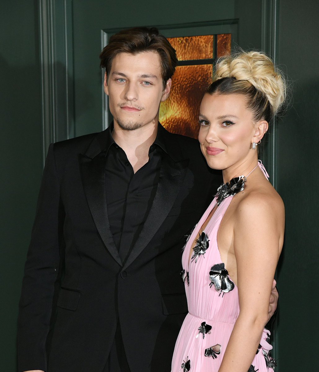 Ana9Lisa's tweet image. Estos son Millie Bobby Brown y Jake Bongiovi, tienen recursos de sobra para alquilar vientres, pero en lugar de usar a una mujer como un horno, lo que han hecho es adoptar a una niña, bravo. A ver si en la élite NA empieza a estar mal visto explotar mujeres.