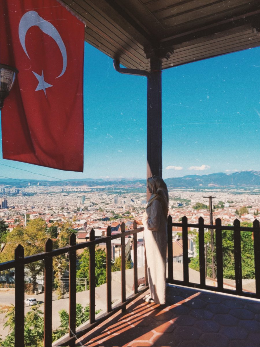 "Seninle övünürüm
senin gölgende hürüm"  🇹🇷