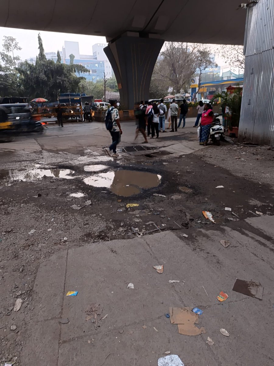 iamtg13's tweet photo. @Narendrabutola8 @mybmc @PMOIndia @CMOMaharashtra @MPLodha @mybmcWardHE @MMRDAOfficial @mid_day @TV9Marathi @BBCHindi @abpmajhatv @mybmcInfra I have more photos @mybmcInfra  pls hold construction companies accountable too. This is long overdue https://t.co/BnjnihS5L3