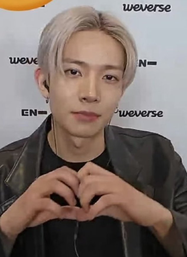 evanndeer's tweet image. HEESEUNG for today's weverse fancall 🥹 hee looks so handsome omg