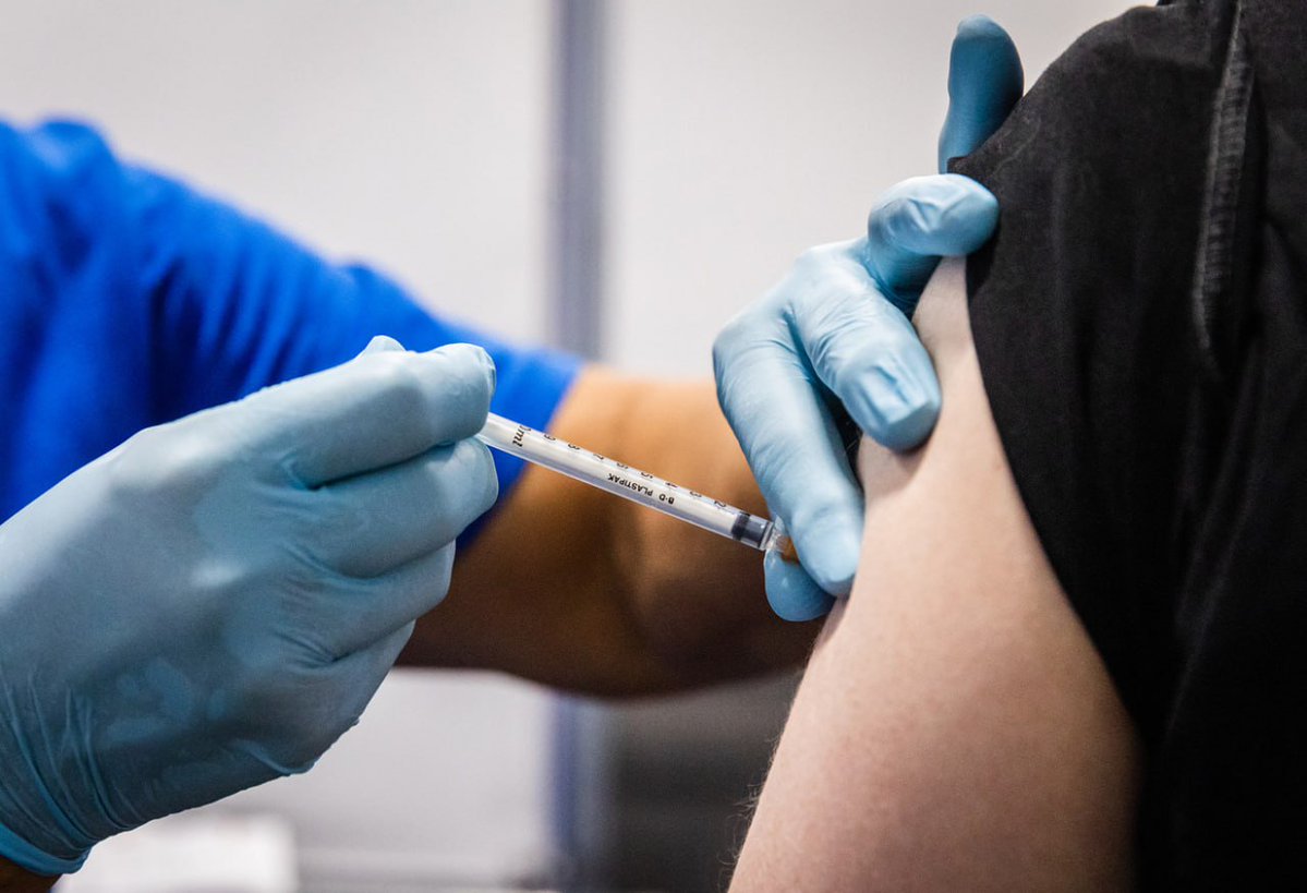 Вакцина от опоясывающего лишая замедляет биологическое старение

Ученые из США обнаружили, что вакцинация против опоясывающего лишая влияет сразу на несколько аспектов биологического старения, замедляя его. Главным образом, вакцина снижала уровень хронического воспаления в