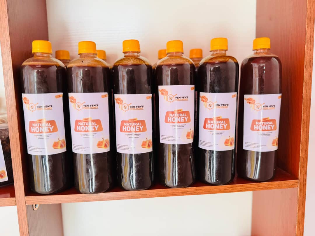 yenyenpurehoney's tweet image. Dan allah don't skip without a single retweet for my hustle please🙏🙏
May God bless u as u hit

I sell pure honey 7000 per liter

We now give our honey in wholesale incase u have a shop, supermarket or wants to be a distributor 

And we are thrilled to inform u that we are now…