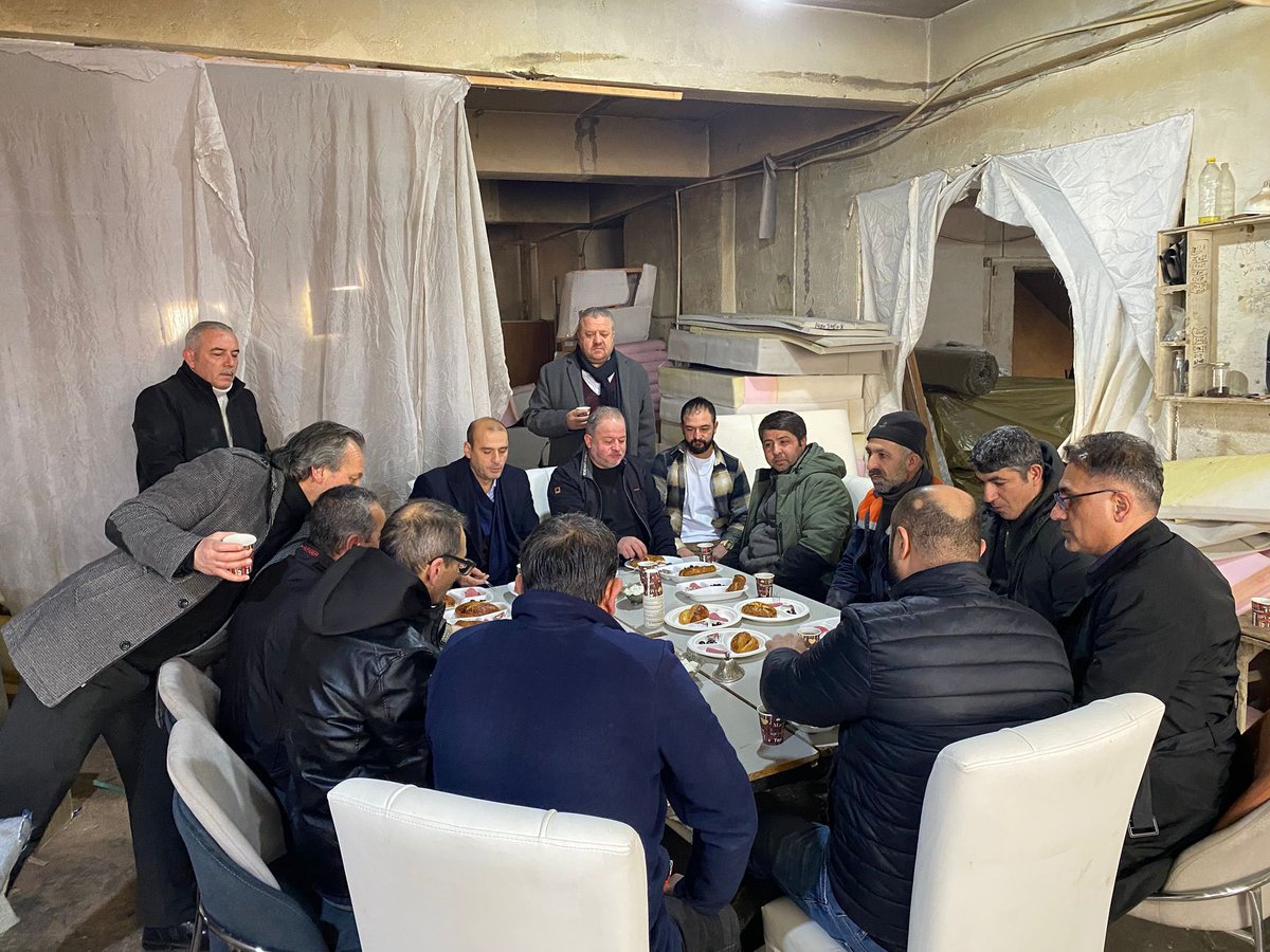 📍 Siteler

Her hafta düzenli olarak gerçekleştirdiğimiz On Çayı Programımız kapsamında bugün, siteler esnaflarımızdan Yağmur Koltuk işletme sahibi Coşkun Önder’in iş yerine misafir olduk. 

Komşu esnaflarımız ve kıymetli çalışan kardeşlerimizle bir araya gelerek çayımızı içtik,