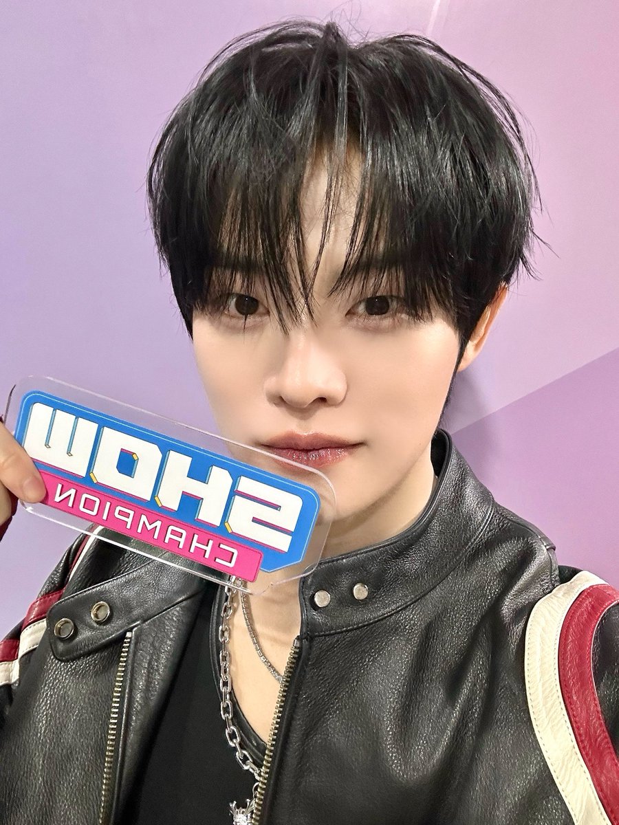 showchampion1's tweet image. 2026년 새해가 밝았습니다.
#짱미남 의 미모도 밝습니다. ⭐️

사람들이 행복 별거 없다고 말하는 이유를 아시나요?
#쇼챔피언 의 행복 = #장여준 #전민욱 #남성모 ♥️

새해 첫사랑도 마지막 사랑도 #짱미남 🕶️
이 조합 평생 보게 해주세요 젭알.. 🙏