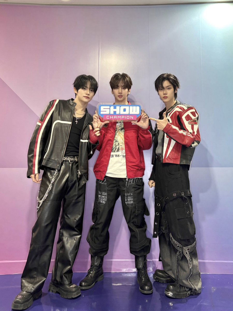 showchampion1's tweet image. 2026년 새해가 밝았습니다.
#짱미남 의 미모도 밝습니다. ⭐️

사람들이 행복 별거 없다고 말하는 이유를 아시나요?
#쇼챔피언 의 행복 = #장여준 #전민욱 #남성모 ♥️

새해 첫사랑도 마지막 사랑도 #짱미남 🕶️
이 조합 평생 보게 해주세요 젭알.. 🙏