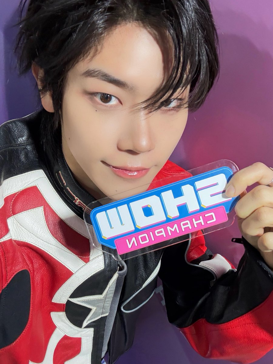 showchampion1's tweet image. 2026년 새해가 밝았습니다.
#짱미남 의 미모도 밝습니다. ⭐️

사람들이 행복 별거 없다고 말하는 이유를 아시나요?
#쇼챔피언 의 행복 = #장여준 #전민욱 #남성모 ♥️

새해 첫사랑도 마지막 사랑도 #짱미남 🕶️
이 조합 평생 보게 해주세요 젭알.. 🙏